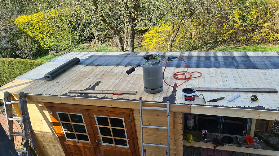flat roofing under installation